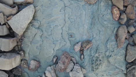 material de archivo inclinado hacia abajo de la superficie rocosa: medio ambiente, geología, concepto de planeta pedregoso