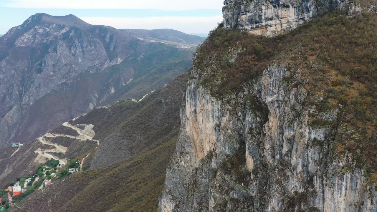 espectacular paisaje montañoso con autopista curva ventosa en el fondo, méxico, tolantongo