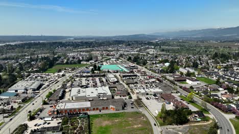 Vista-Aérea-De-Maple-Ridge-City,-Pueblo,-Calles,-Centros-Comerciales-Y-Autopista-Lougheed-Durante-El-Día-En-Columbia-Británica,-Canadá