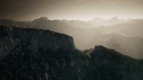 Dramatischer-Himmel-über-Stufen-In-Einem-Berg.