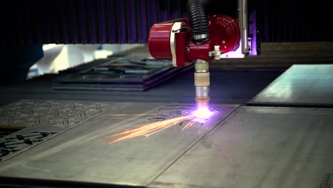 CNC-Laserplasmaschneiden-Von-Metall,-Moderne-Industrietechnologie.