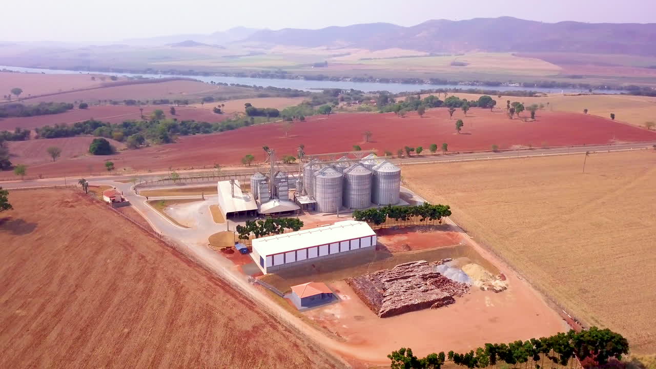 silos de almacenamiento de granos y paisajes impresionantes, vista aérea en órbita de alto ángulo
