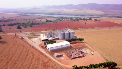 Silos-De-Almacenamiento-De-Granos-Y-Paisajes-Impresionantes,-Vista-Aérea-En-órbita-De-Alto-ángulo