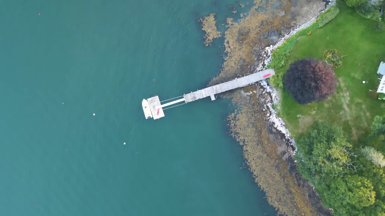 penobscot 베이, 메인의 깊고 푸른 물과 해안선 | 하향식 공중보기 | 2021년 여름