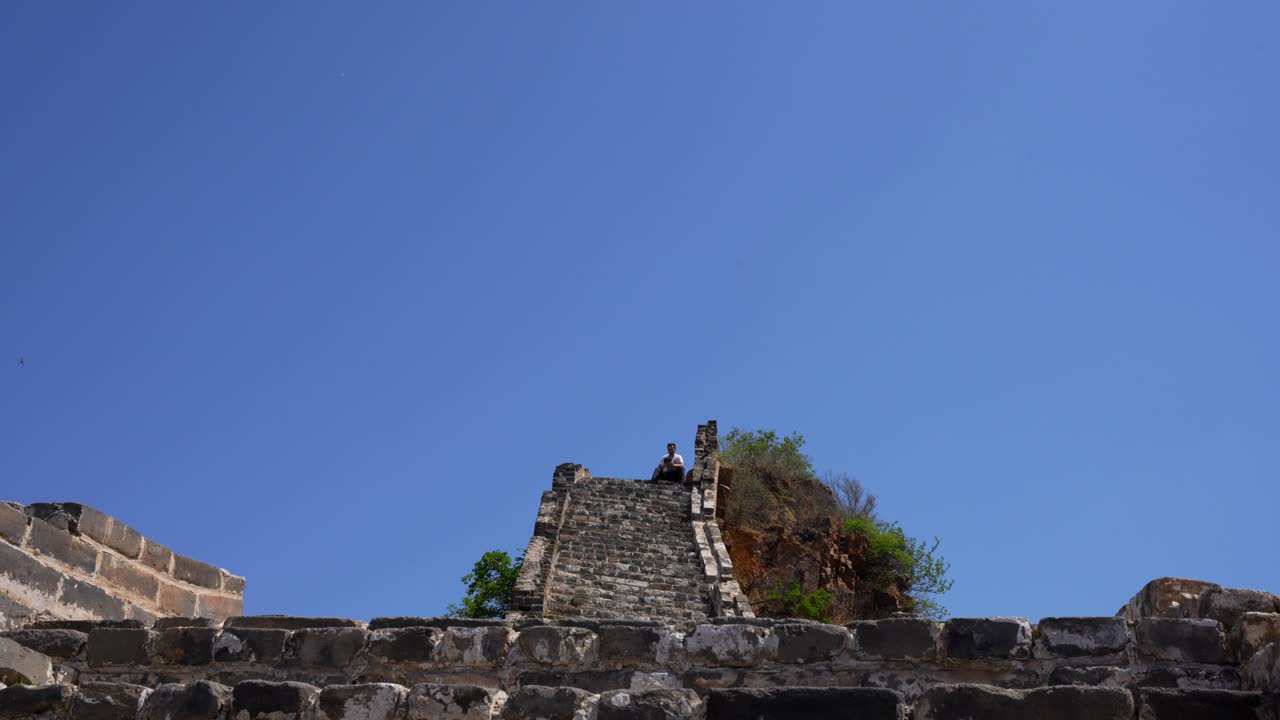 Lancio di un drone dalla sezione Jinshanling della Grande Muraglia in una giornata di sole. Pechino, Cina