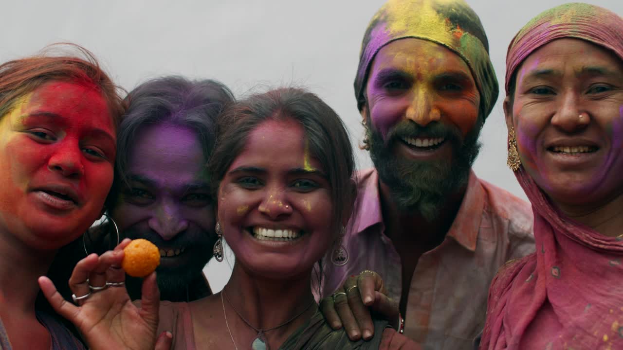 Personas multiétnicas celebrando el festival de los colores Holi en India