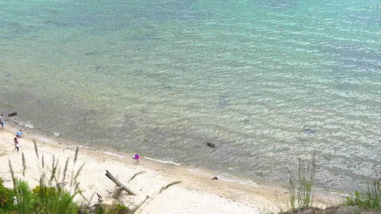 замедленная съемка вида на море со скалы