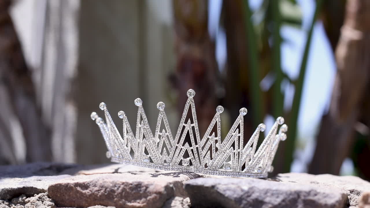 신부의 결혼식을 위한 은색 신부 왕관 - 카메라가 아래로 이동
