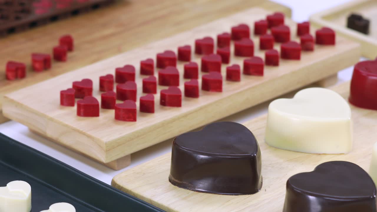 el chef enseña a la estudiante asiática cómo cocinar comida.