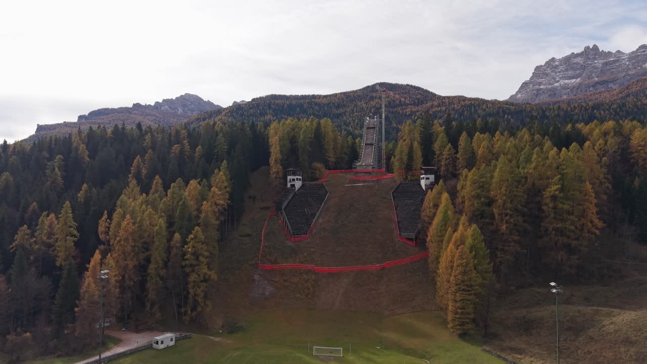 Construcción de un nuevo trampolín de esquí en Cortina d'Ampezzo, en los Dolomitas, Italia.