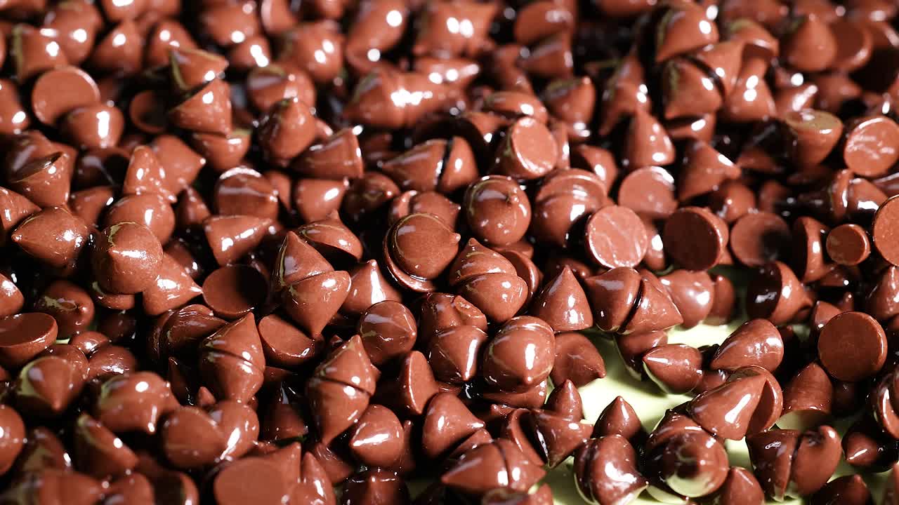 vista de cerca de las fichas de chocolate en movimiento