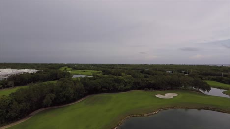 Hermosas-Vistas-Desde-Un-Dron-Del-Campo-De-Golf-En-La-Riviera-Maya,-Yucatán,-México