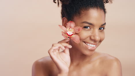 Cara,-Flor-Y-Mujer-Negra-Con-Cosméticos.