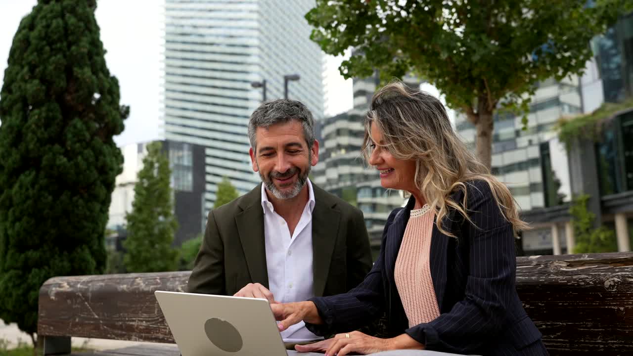 Reunião de negócios em ambiente urbano