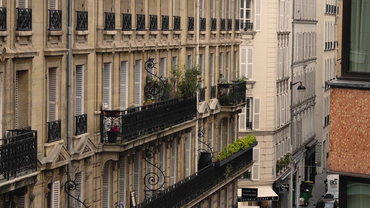 Inquadratura a distanza dei balconi di un vecchio edificio di una città europea