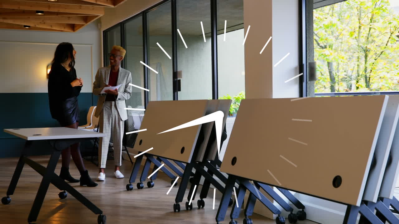 анимация движущихся часов над различными деловыми людьми в офисе