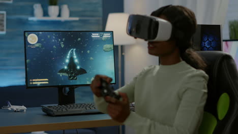 jugador africano jugando a la competencia de disparos espaciales usando gafas de realidad virtual