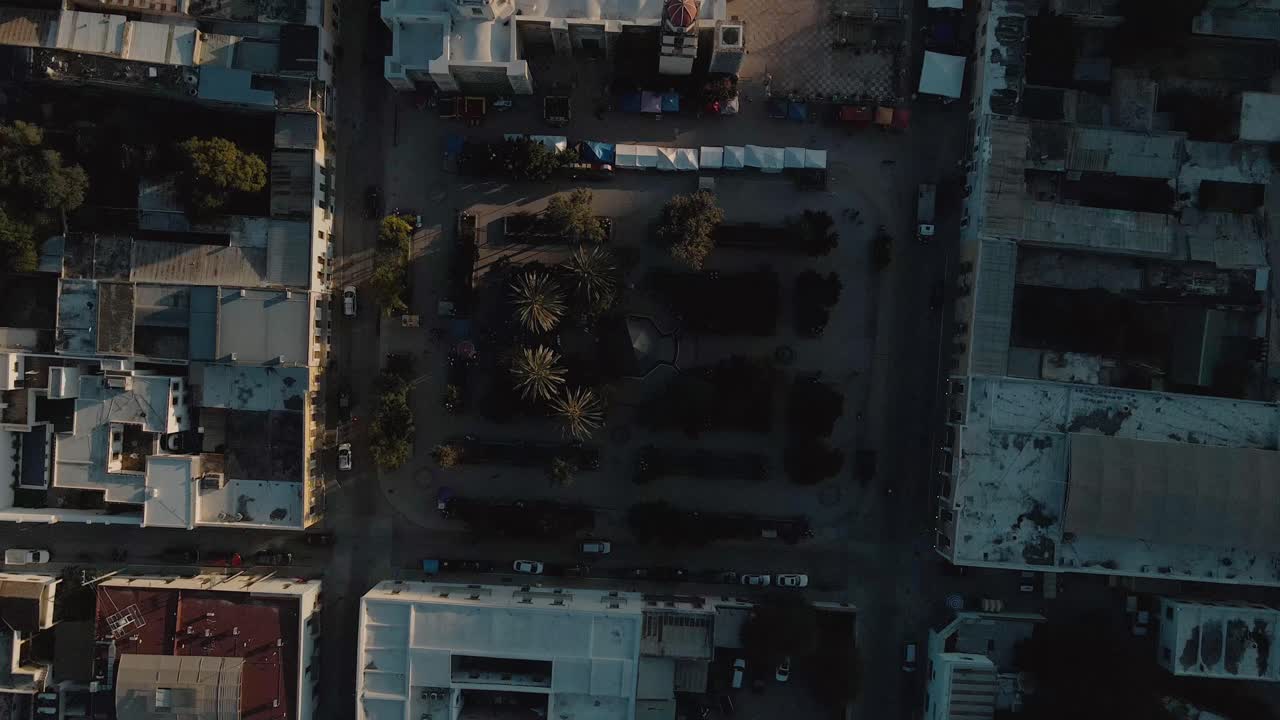 Veduta aerea di una piazza di città messicana con palme al crepuscolo