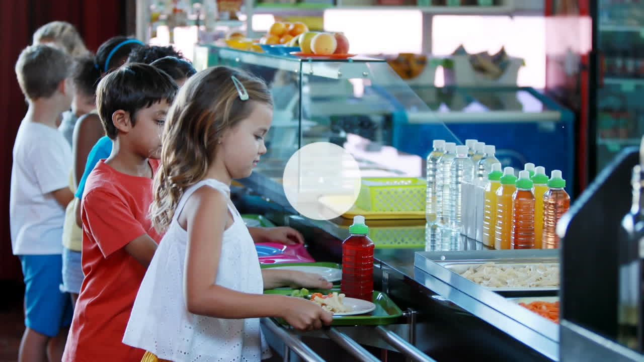 animación de la red de iconos de perfil sobre los estudiantes en una cola que se sirve comida en la cantina de la escuela