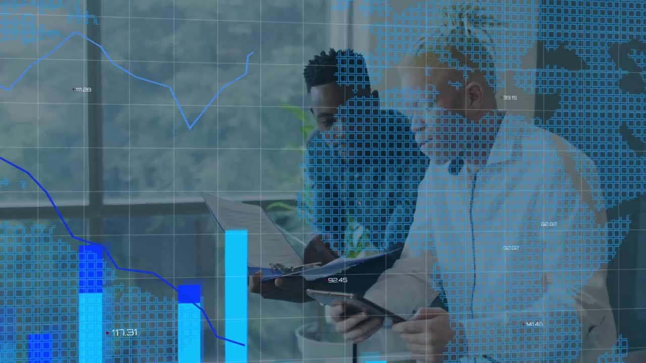 animación de procesamiento de datos estadísticos sobre el mapa del mundo contra dos hombres diversos discutiendo en la oficina.