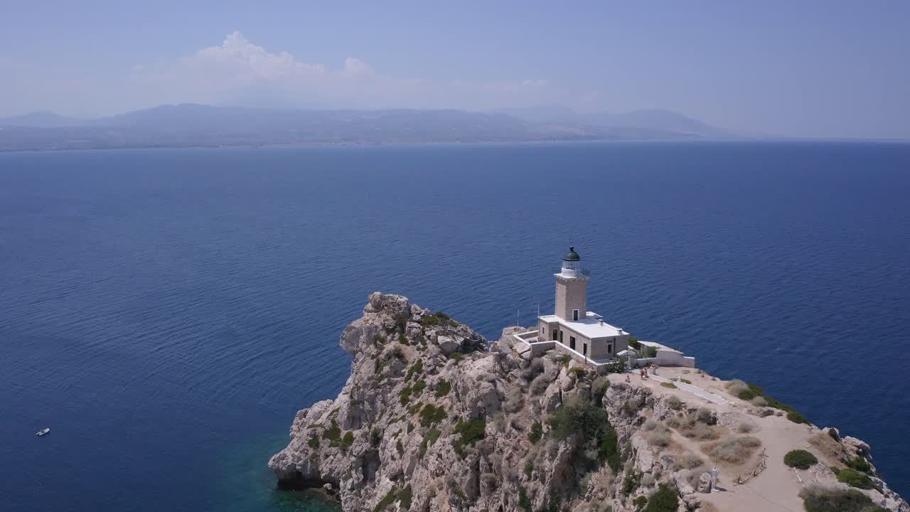 drone volando sobre el faro de melagavi en grecia