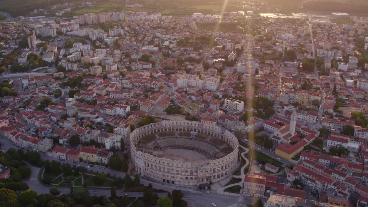 Storico anfiteatro di Pola all'alba, Croazia