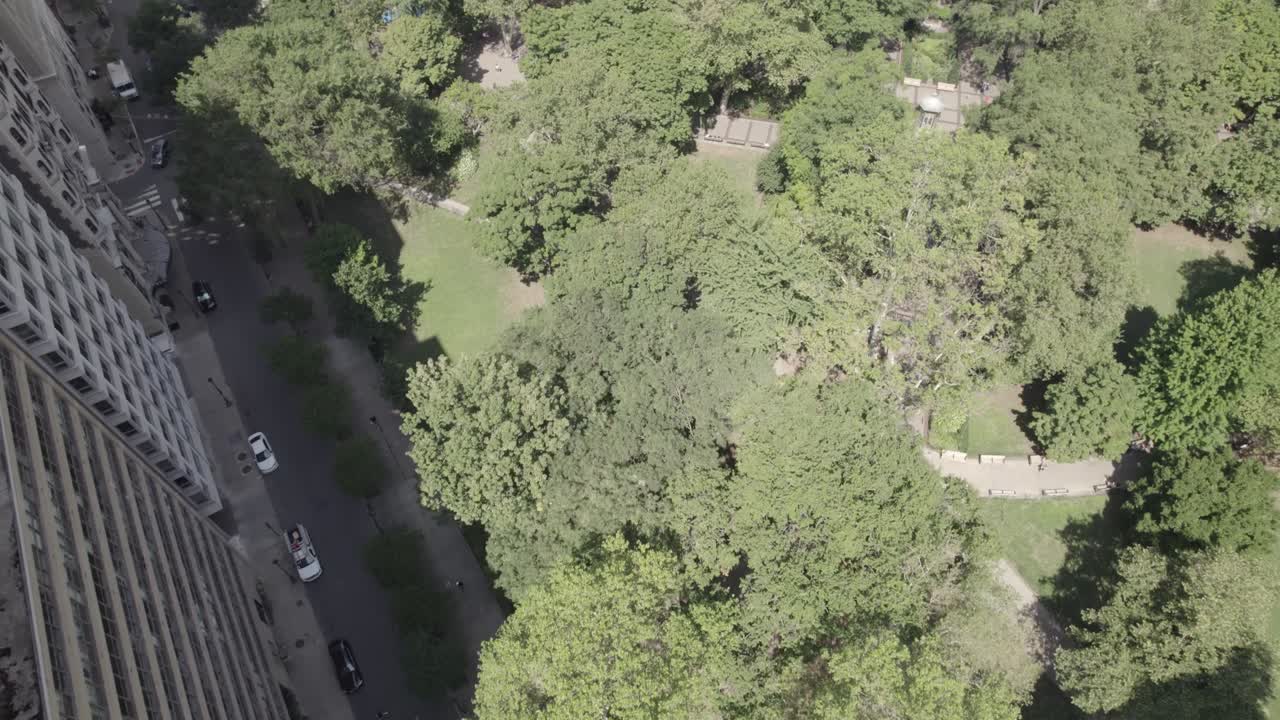 drone panorámica de rittenhouse square a los edificios del hotel en filadelfia, pa - 4k