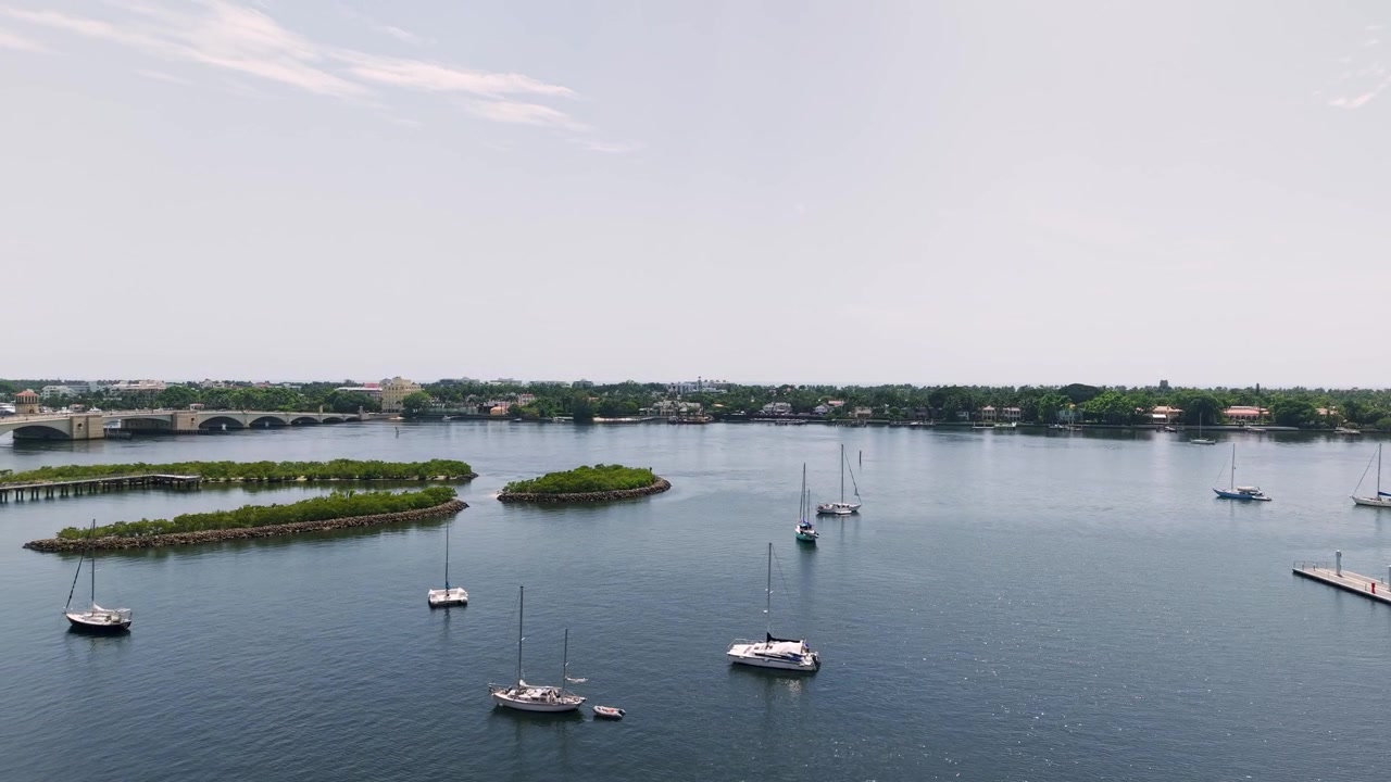 Seilbåter ankret opp på rolig Intracoastal Waterway nær mangroveisland, luftfoto som stiger over øyene i den sørlige viken ved West Palm Beach