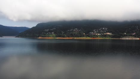 Las-Nubes-Bajas-Oscurecen-Los-Picos-De-Las-Montañas-En-El-Lago-Mavrovo-En-El-Norte-De-Macedonia