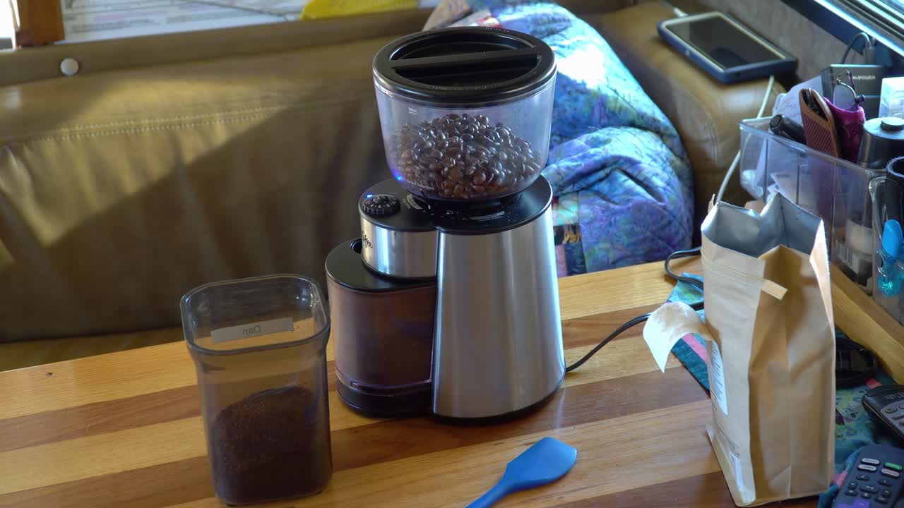 moler granos de café con molinillo eléctrico en casa