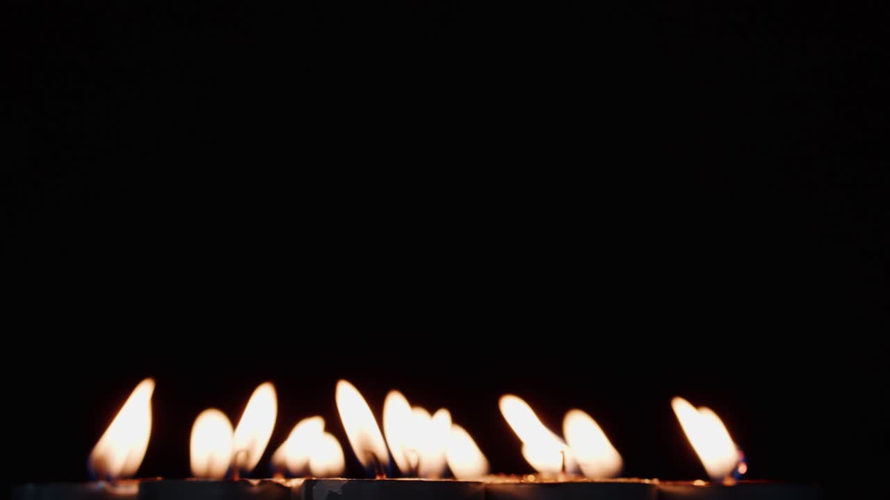 el fondo de las luces de las velas brillantes de la taza de té brilla en oro amarillo brillante para la celebración, la religión, el festival de aniversario