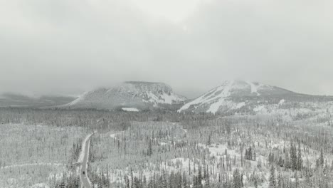 4k 空中雪景,背景是白色的山脉