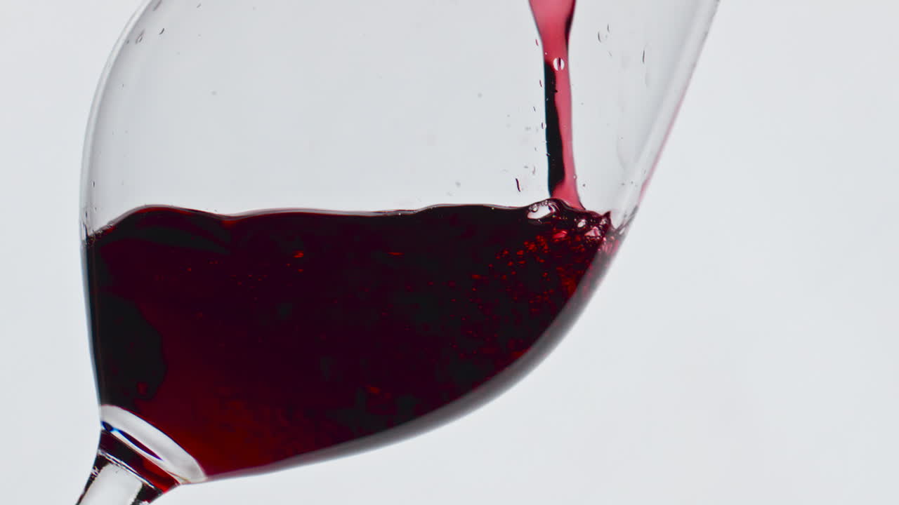 은 액체 유리 컵 클로즈업, 맛있는 알코올 음료, 버블링 와인 글래스