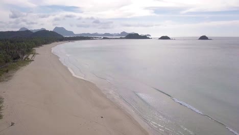 Vista-Aérea-De-Drones-De-4k-De-Playa-Tropical-En-Filipinas-Playa-De-Nacpan-En-Palawan