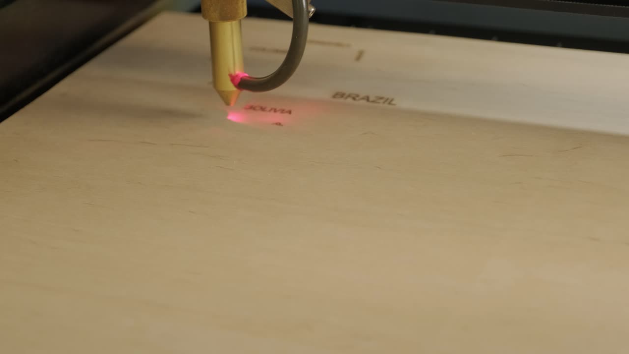 la máquina de corte por láser cnc corta tablas de madera y contrachapado