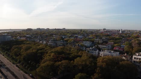 Toma-Aérea-Amplia-De-Retroceso-Inverso-Del-Jardín-White-Point-En-Oyster-Point-Durante-La-Puesta-De-Sol-En-Charleston,-Carolina-Del-Sur