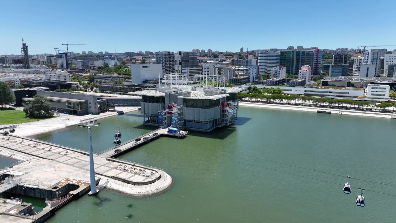 Pittoresca città moderna di Lisbona con Oceanario e Telecabina sul fiume Tago in Portogallo. Veduta aerea, inquadratura ampia.