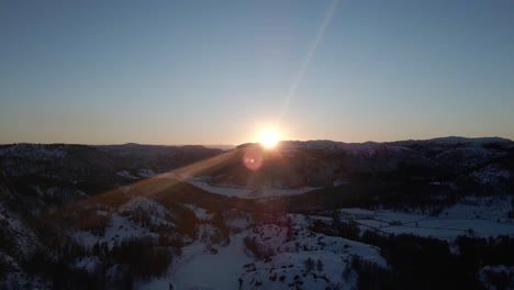 Metraje-De-Abejón-De-La-Puesta-Del-Sol-Del-Fiordo-De-La-Naturaleza-Noruega