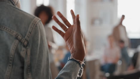 mujer líder de equipo de negocios informando a sus colegas en la oficina reunión discutiendo proyectos compartiendo ideas con un equipo diverso disfrutando de la capacitación en trabajo en equipo en el lugar de trabajo