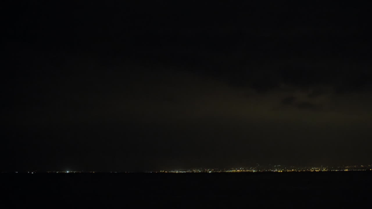 도시 위의 밤하늘에서 번개