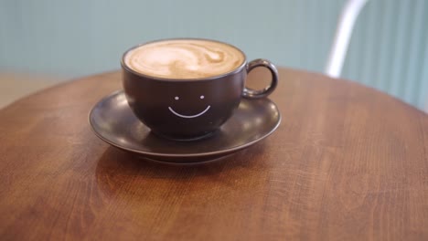 una taza de café con una cara sonriente en ella