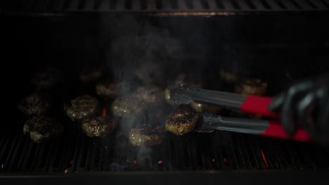 Primer-Plano-De-La-Mano-Del-Chef-Girando-La-Carne-En-Conserva-Asada-Sobre-La-Chimenea