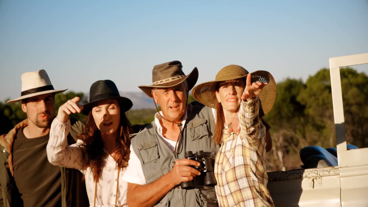 사파리 휴가를 즐기는 행복한 친구들 4k