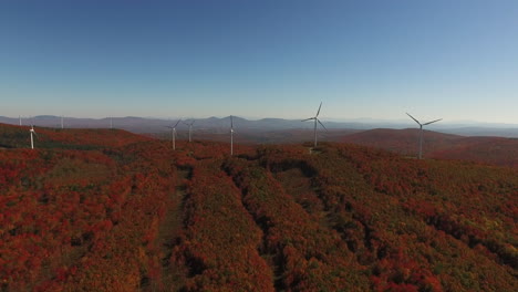 Una-Antena-Sobre-Un-Parque-Eólico-En-Una-Hermosa-Zona-De-Nueva-Inglaterra-En-El-Otoño-1