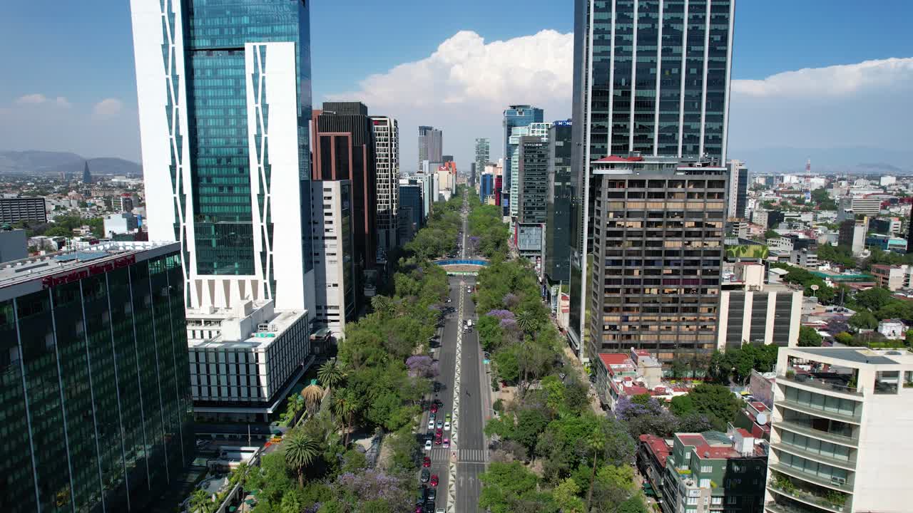 drone disparado al revés de la avenida paseo de la reforma en la ciudad de méxico