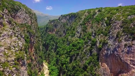 el impresionante cañón de gjipe en la riviera albanesa en europa del este