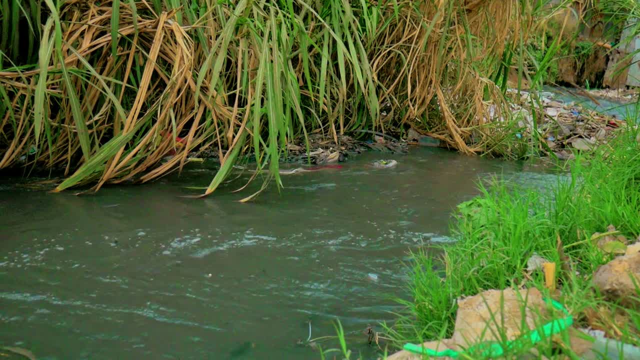 un río contaminado en un barrio pobre africano en kenia conocido como barrios pobres de mathare donde los lugareños arrojan todos los desechos de sus casas también el cambio climático ha sido un factor que contribuye a su contaminación