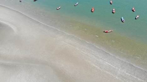 vista aérea de los barcos de pescadores en la bahía durante el día