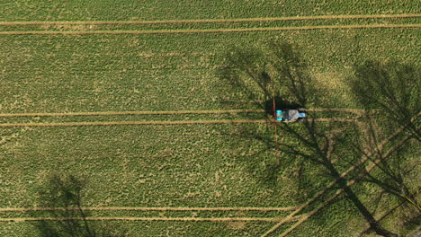 Vista-Aérea-Del-Pulverizador-De-Cultivos-Rociando-Fertilizante-En-El-Campo-Agrícola