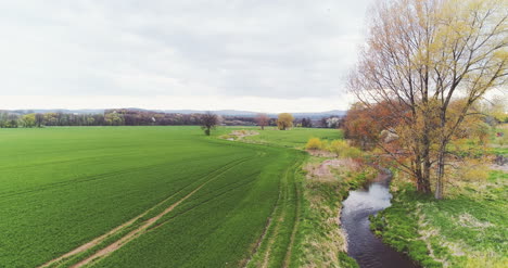 Bergfluss-Im-Grünen-Wald-Luftaufnahmen-2